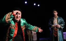 Kolon kanserine rağmen annesiyle tiyatro sahnesini paylaşıyor