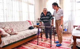 Evde Sağlık ve Bakım Birimi Sayesinde Yatalak Hastanın Yürüme İhtimali Doğdu