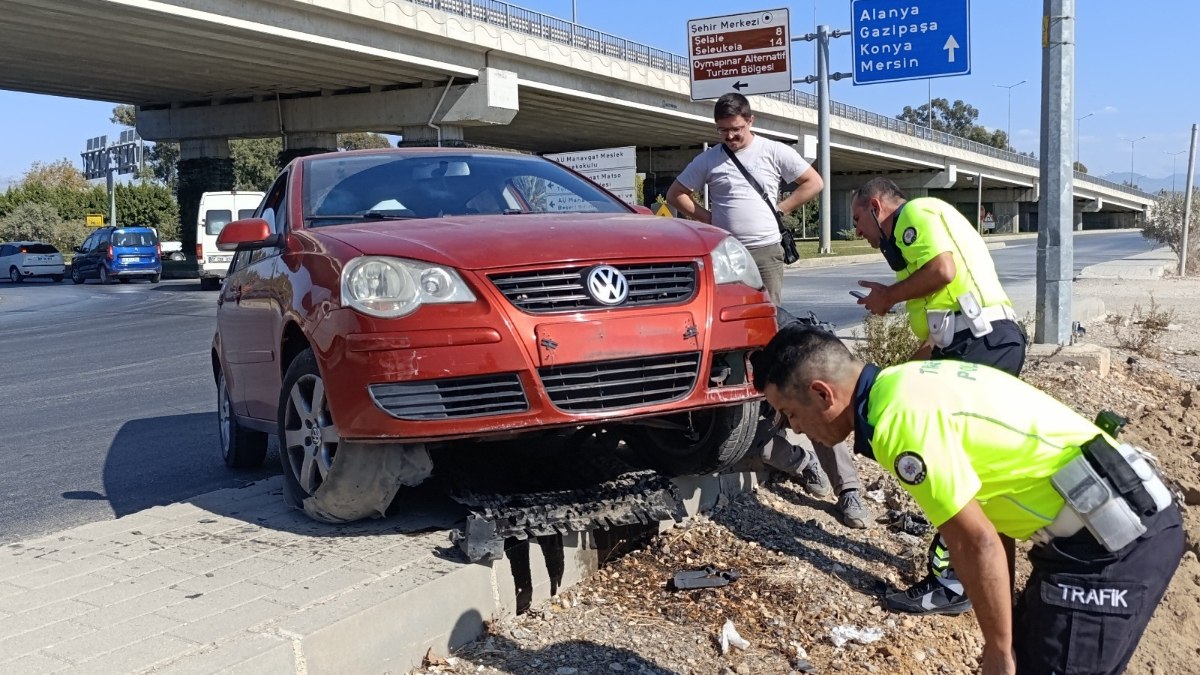Antalya’da virajı alamayınca kaldırıma çıktı