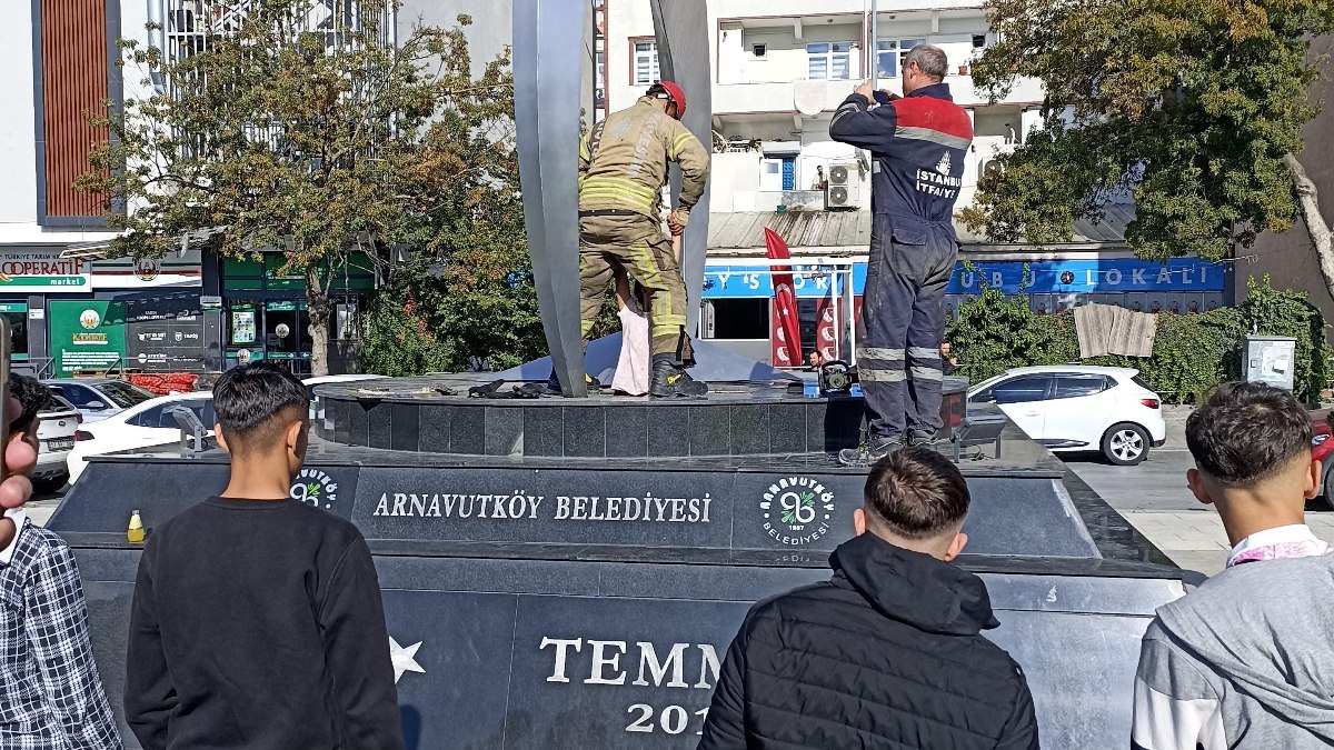 İstanbul’da bir çocuk düşürdüğü parasını almak için girdiği anıtta mahsur kaldı