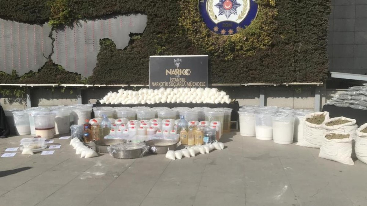 İstanbul’da ele geçirilen tonlarca uyuşturucu sergilendi