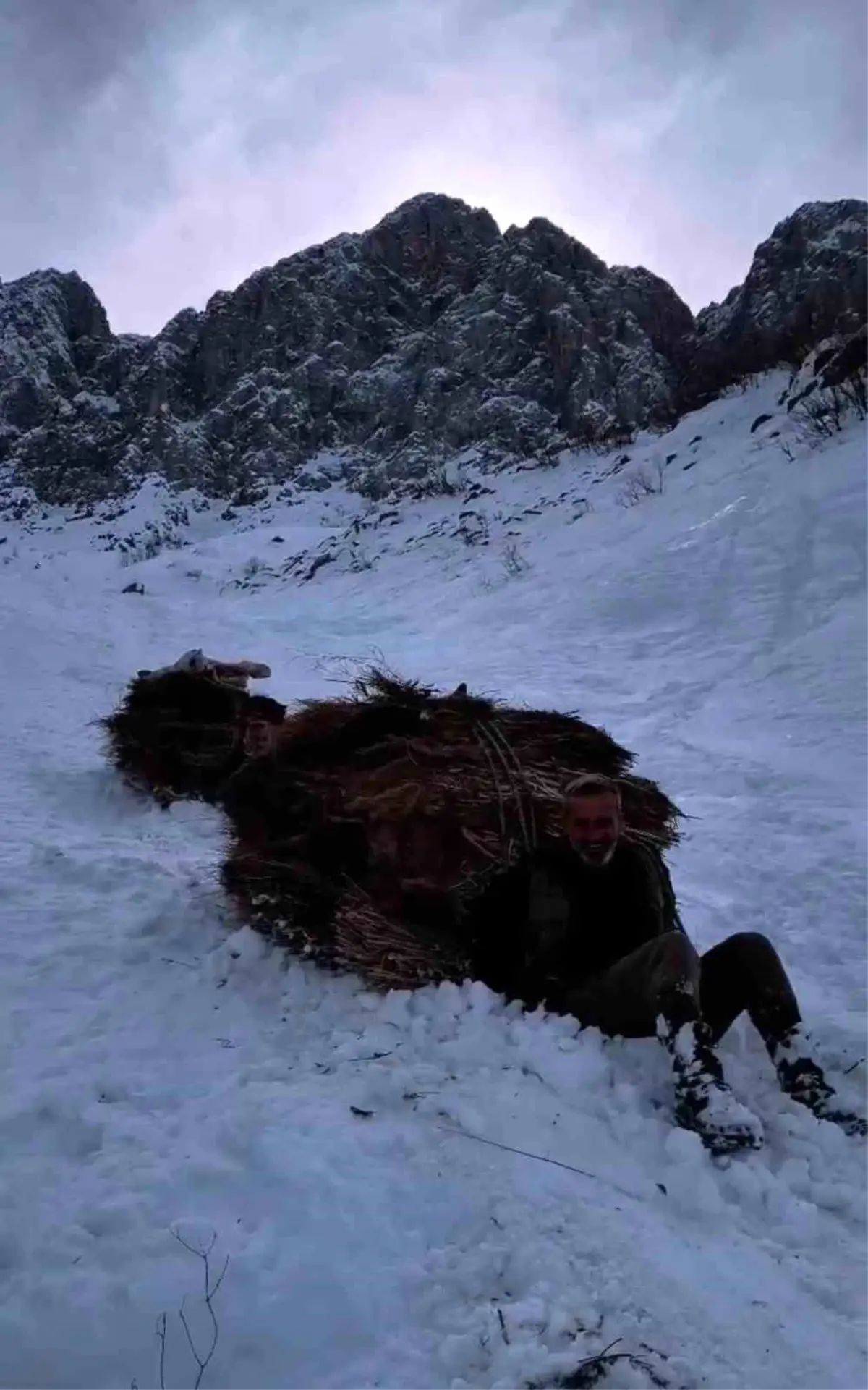 Yüksekova’da Çiftçiler Çığ Tehlikesine Rağmen Ot İndiriyor